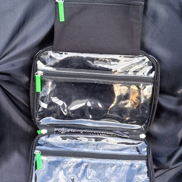 Pelotonia Bags Pelotonia Personal Traveling Toiletry Bag. Color: Black/Green - Picture 2 of 6